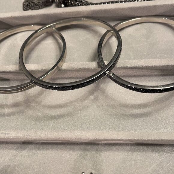 11 piece lot black and sparkly bracelets - Picture 3 of 7